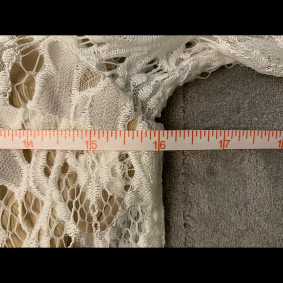 NWT✨ GUESS Saison Scalloped Lace Top - Picture 12 of 12